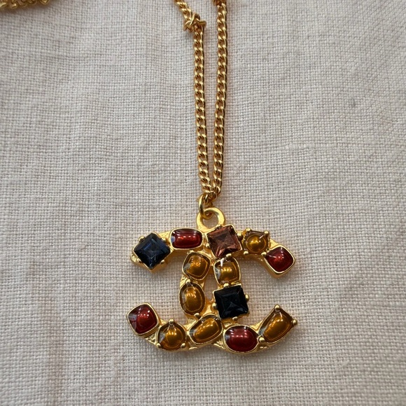 🍁✨CHANEL Gold-Tone CC Pendant Necklace with Multicolor Gem Accents - Picture 10 of 14